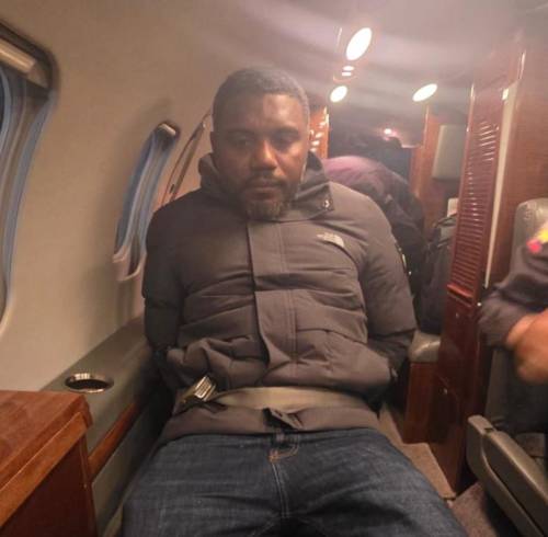 Fotografía que muestra al cabecilla criminal abordando un avión.