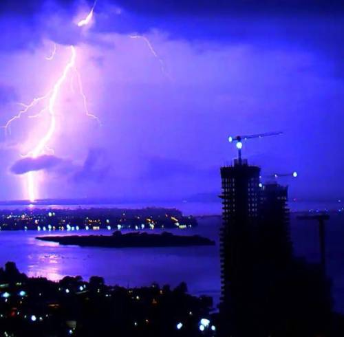 Fotografía que muestra una tormenta eléctrica del el Cerro del Carmen, en Guayaquil.