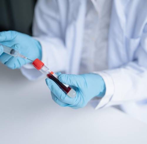 Fotografía referencial de un médico investigador.
