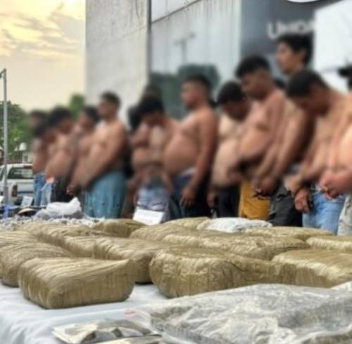 Fotografía difundida por la Policía que muestra a los detenidos tras la droga y armas incautadas en los operativos llevados a cabo este viernes.