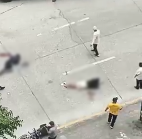 Captura de video que muestra a cuatro de los afectados por el ataque, entre ellos las tres víctimas mortales.