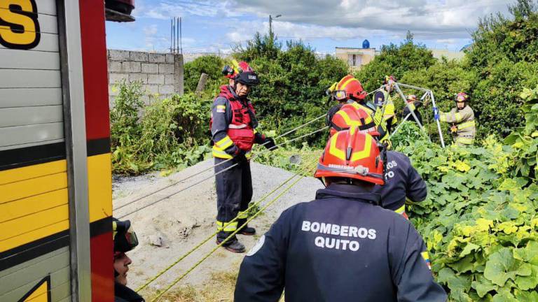 Ciudadano que iba dentro de un vehículo que cayó a una quebrada en Quito falleció