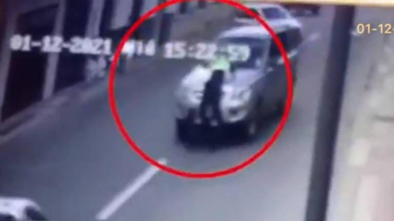 Video registra el momento en que un vigilante es arrastrado por un vehículo en Loja