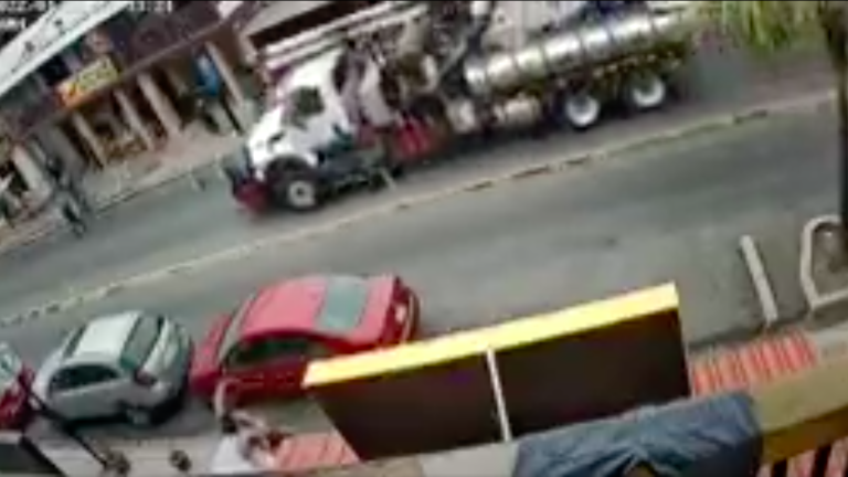 Motociclista murió al ser arrastrado por un camión en Guayaquil