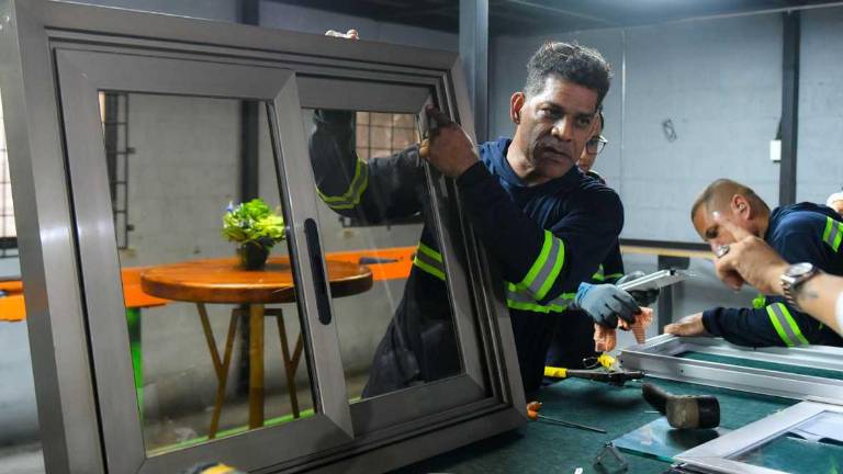 Industria ecuatoriana produce ventanas prefabricadas listas para instalar