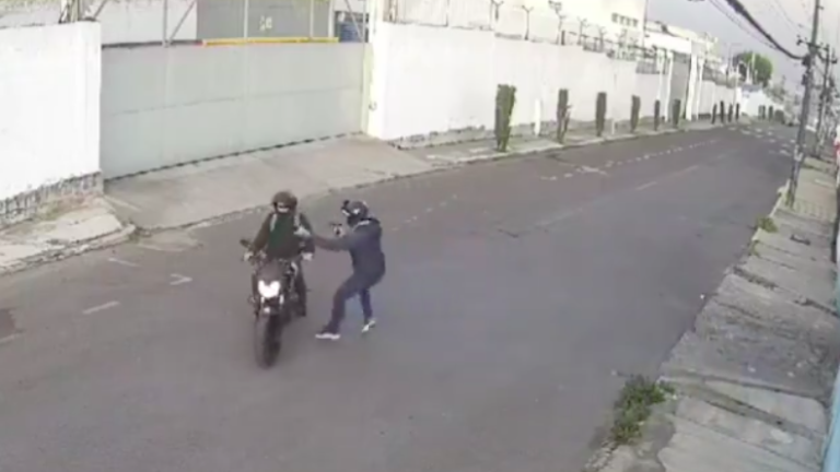 Delincuentes dispararon en la cabeza a un joven por robarle el celular en Quito