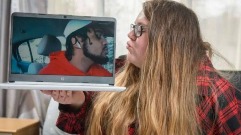 Se conocieron por Facebook y se casaron por Zoom: la historia de un amor digital