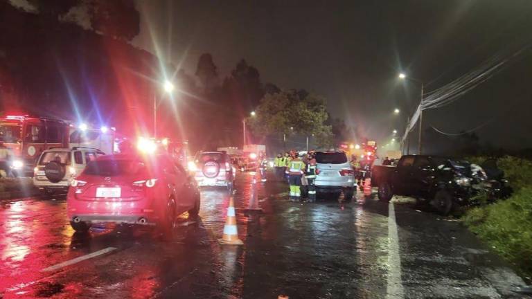 Quito: cuatro heridos dejó un choque múltiple en la avenida Simón Bolívar, sector La Floresta