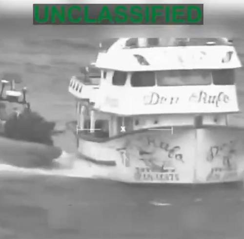 Captura de video que muestra el abordaje de uniformados estadounidenses a la embarcación ecuatoriana.