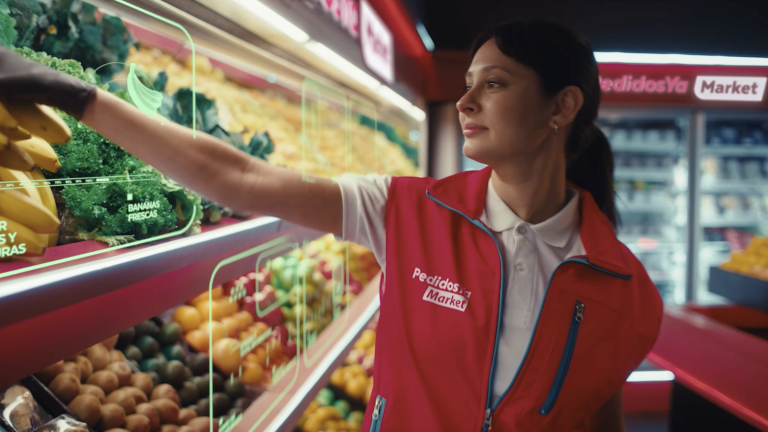 Una de las personal shopper selecciona alimentos de un pedido en un supermercado.