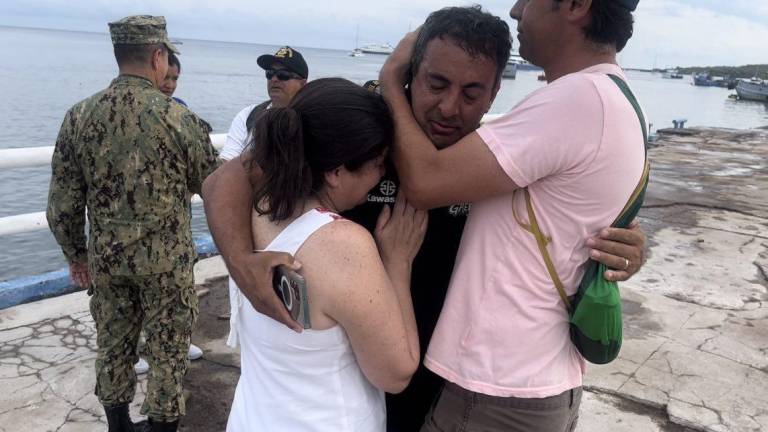 Dos tripulantes de una aeronave accidentada en Galápagos se reencontraron con sus familias