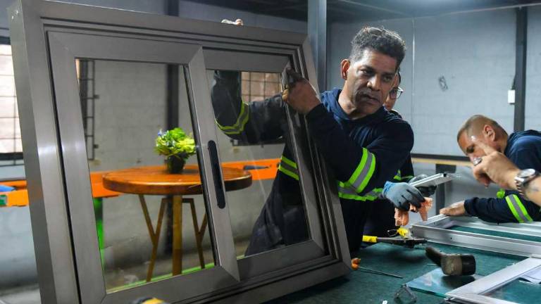 Industria ecuatoriana produce ventanas prefabricadas listas para instalar