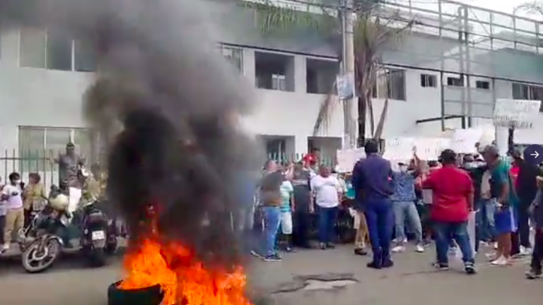 Protesta en el hospital Teodoro Maldonado Carbo: Decenas de personas entraron por la fuerza y provocaron desmanes