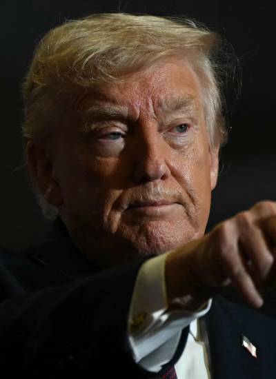 El presidente de Estados Unidos, Donald Trump, señala mientras habla durante un mitin político en Rocky Mount, Carolina del Norte, el 19 de diciembre de 2025.