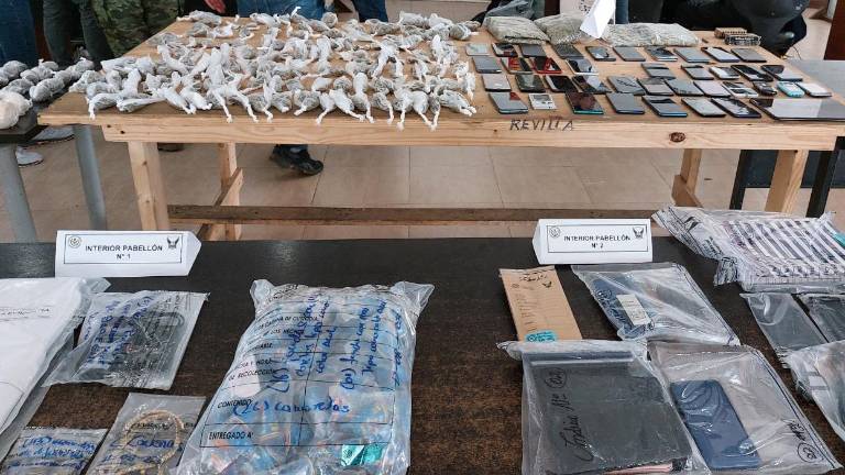 En esta mañana, la Policía y las Fuerzas Armadas ingresaron al Centro de Rehabilitación Social - Regional Guayas. Ahí decomisaron drogas, municiones, juegos pirotécnicos, entre otros.