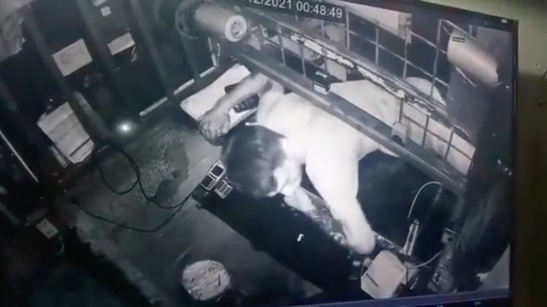 Ladrón se contorsiona para robar $6.000 en un local de Guayaquil