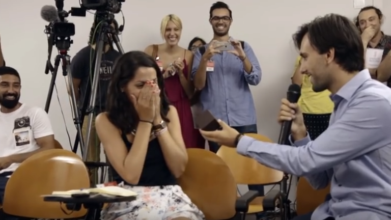 Piden matrimonio a una periodista en una rueda de prensa
