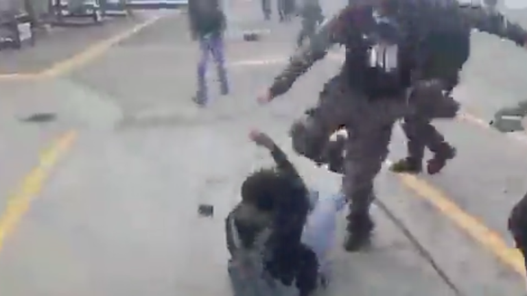 Videos registran fuerte agresión hacia periodistas en Cotopaxi, la Policía pide disculpas