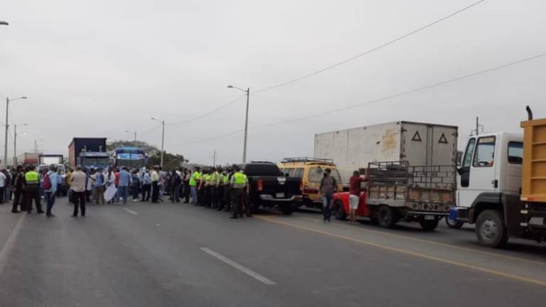 Arroceros protestan por acuerdo ministerial que fija precios mínimos del arroz y bloquean carreteras