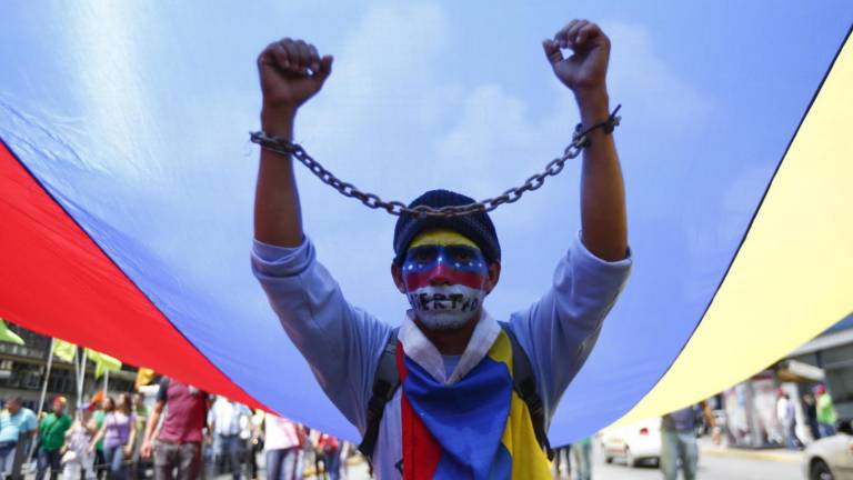 IS exige a Maduro liberar presos políticos