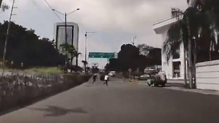VIDEO: Se reportó una balacera entre sujetos que habrían robado un bus y policías en Urdesa