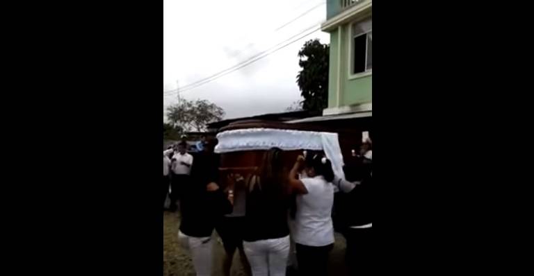 Mujeres bailan con un ataúd sobre sus hombros y causan furor