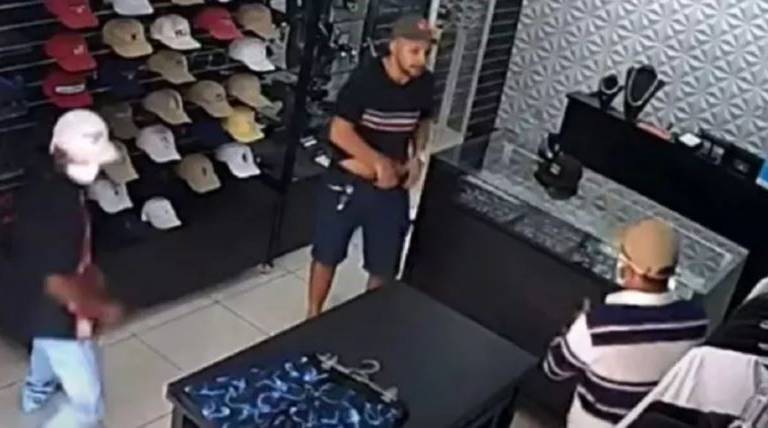 Comerciante mata a tiros a ladrones que intentaron robar su tienda