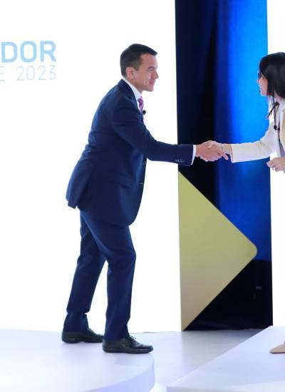 Daniel Noboa (izquierda, ADN) y Luisa González (derecha, RC) se dan un apretón de manos al culminar el debate presidencial.