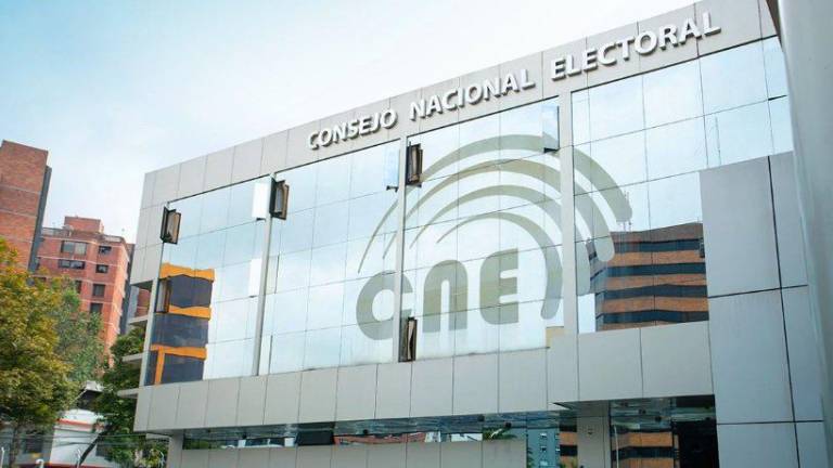 Movimiento político de Correa presenta 200.000 firmas, que serán revisadas por el CNE