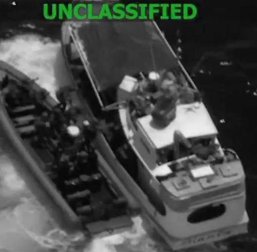 Captura de video que muestra el operativo en el que el 15 tripulantes de la embarcación Conquista II fueron retenidos.