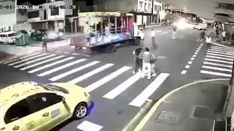 Dos personas fueron atropelladas por una 'chiva' en Ambato, en medio de pelea callejera