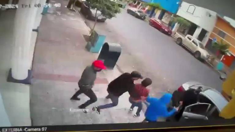 Una cámara de seguridad captó el momento del secuestro.