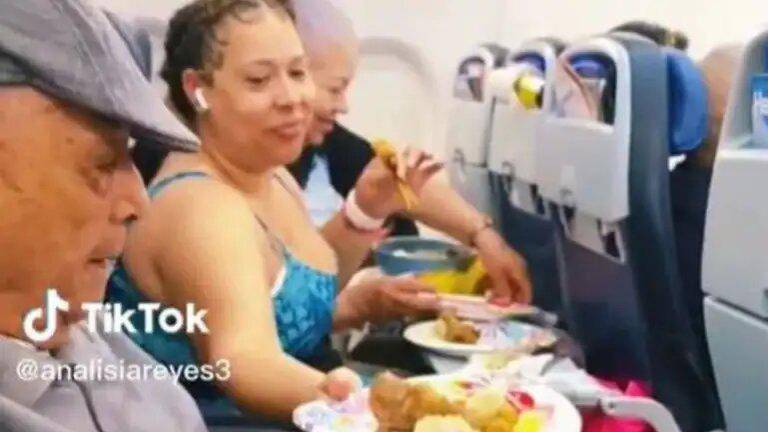 VIDEO: Familia que repartió platos de pollo frito entre ellos dentro de un avión a punto de despegar se volvió viral