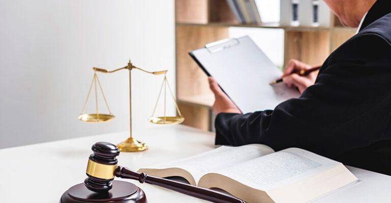 Juez de Manabí suspendido por presunto acoso sexual laboral: habría difundido videos comprometedores