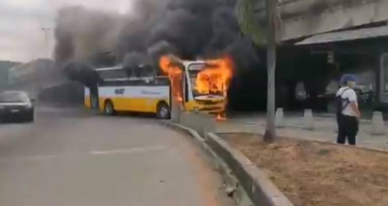 Se incendia bus de la cooperativa Panorama, en la la avenida Pedro Menéndez Gilbert, norte de Guayaquil