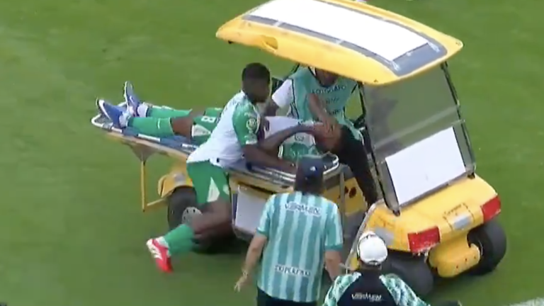 Futbolista fue atropellado cuando un carrito médico salía de la cancha.