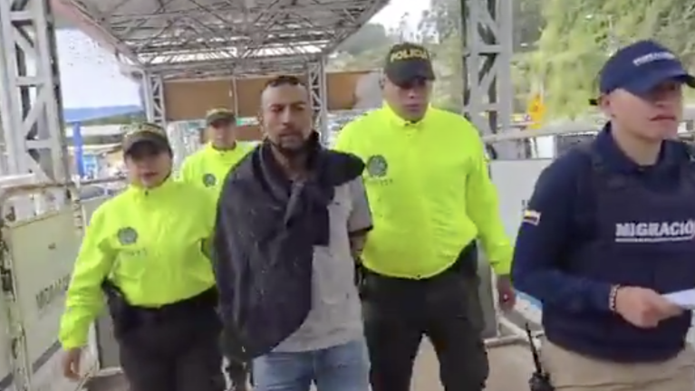 Ecuador entrega a Colombia a 'Caleño', presunto cabecilla del Clan del Golfo que se escondía en Santa Elena