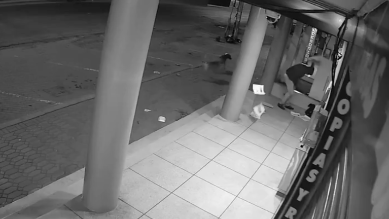 Tensión en la Fiscalía de Montecristi: sujeto dejó panfletos amenazantes y disparó contra la fachada