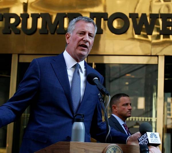Alcalde de NY advierte a Trump que protegerá a inmigrantes