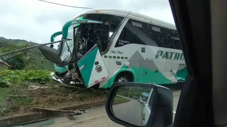 Accidente entre bus de pasajeros y camión en la vía Pallatanga-Bucay provoca la muerte de tres personas
