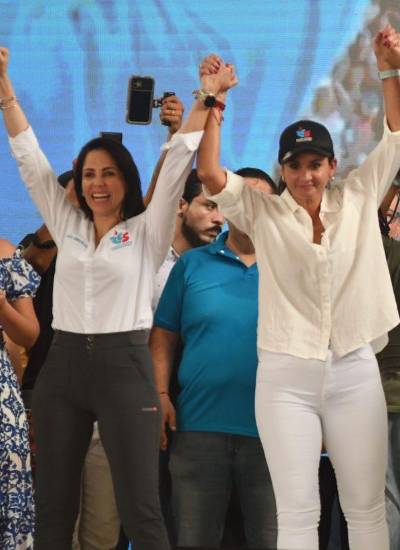 En la foto, Luisa González, Marcela Aguiñaga y Andrés Arauz.