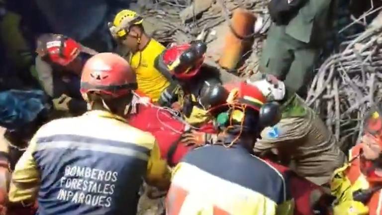 Bomberos de Quito rescatan con vida a un niño de 12 años entre los escombros en Venezuela