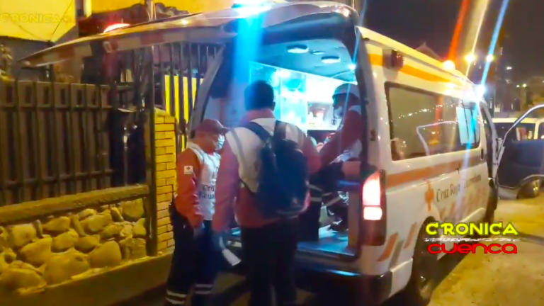 Paramédicos atendían una emergencia en Cuenca, entonces un sujeto entró a la ambulancia para robar