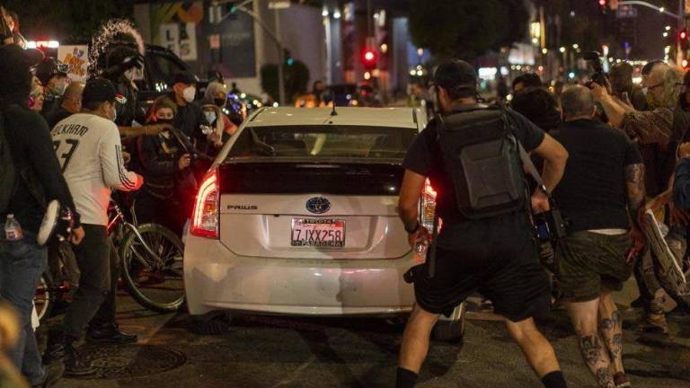 Conductores atropellan a manifestantes durante protestas raciales en Hollywood