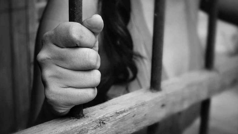 Despiden a dos carceleros de EE.UU. por permitir que una reclusa diera a luz a un niño en el presidio