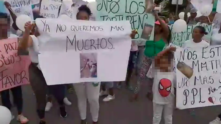 Esmeraldas: familiares de reos hicieron un plantón y exigieron un mejor trato por parte de los militares