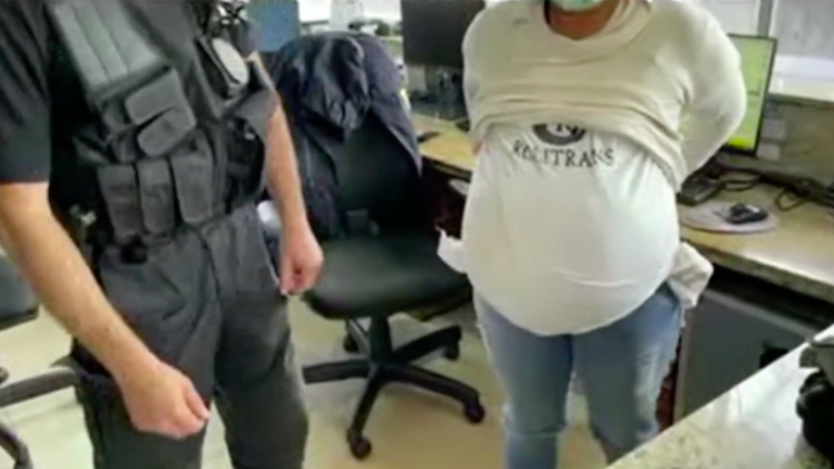 Video: mujer fingió estar embarazada para traficar semillas de marihuana