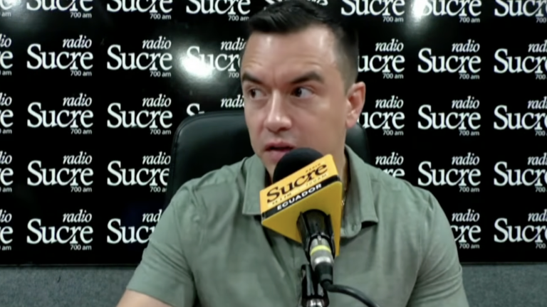 El presidente Daniel Noboa durante la entrevista con Radio Sucre.
