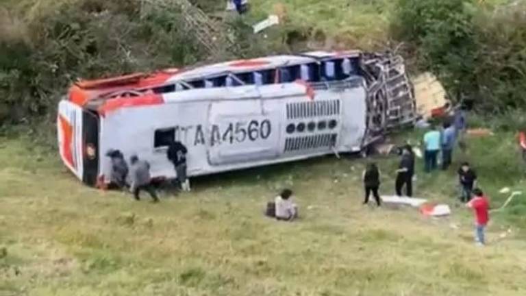 Al menos 7 muertos deja siniestro de bus interprovincial en Chimborazo