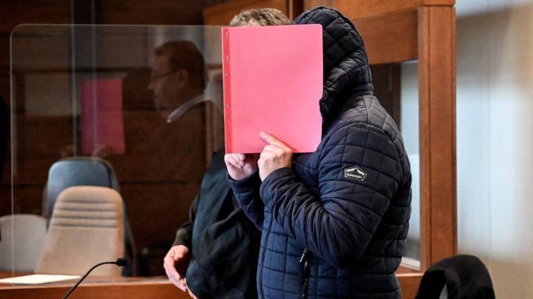 Jörg L, uno de los primeros condenados por su rol en la red pedófila, cubre su rostro mientras es juzgado. Foto: EFE